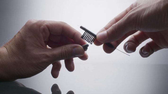 5 Consejos para Mantener y Limpiar tus Audífonos OTC y Alargar su Vida Útil