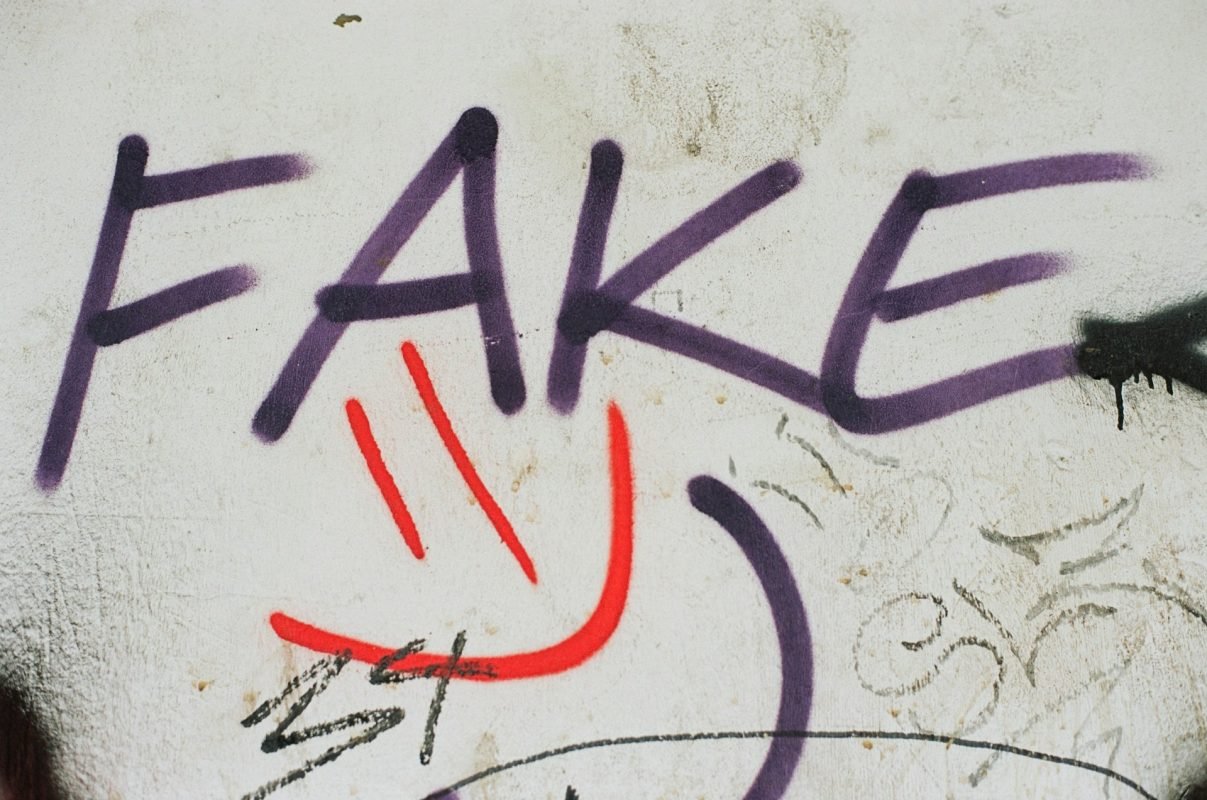 Cómo identificar el marketing engañoso en los audífonos OTC 5 reclamos que deben alertarte