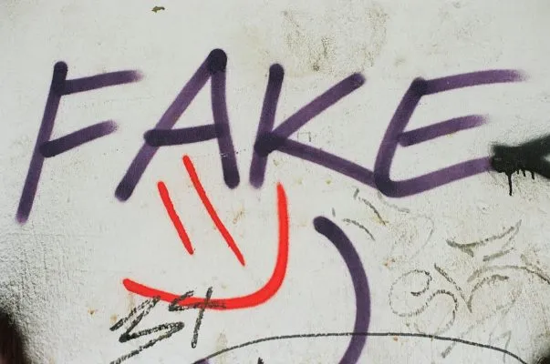 Cómo identificar el marketing engañoso en los audífonos OTC 5 reclamos que deben alertarte